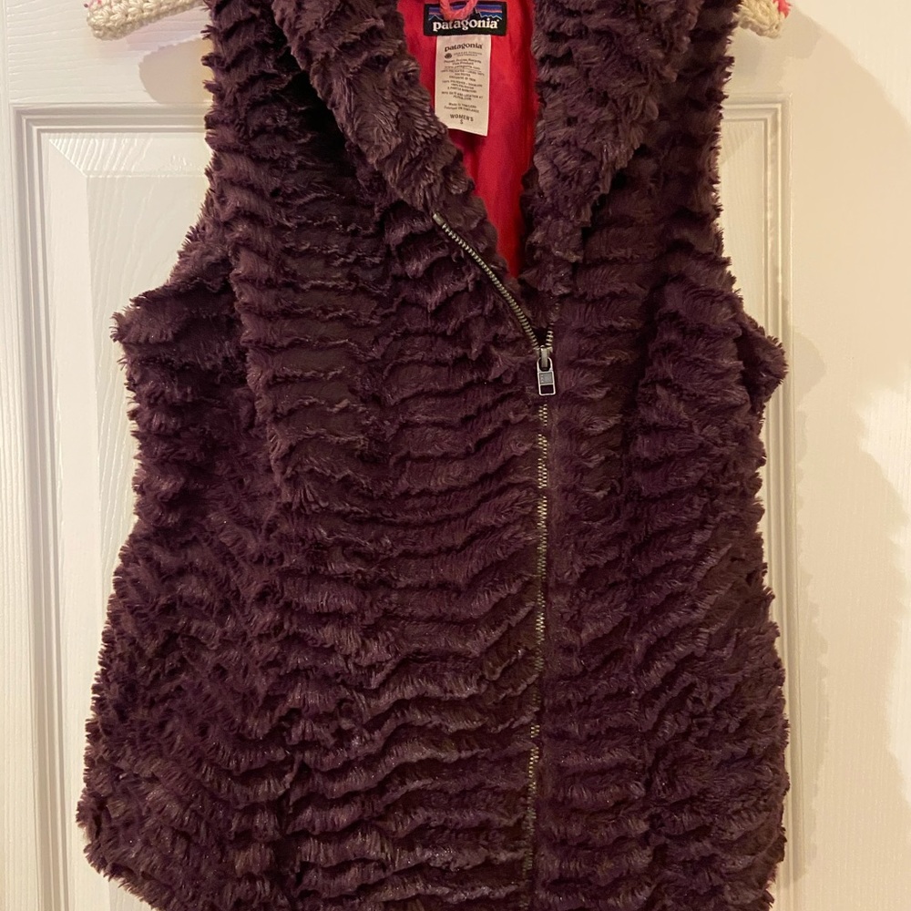 Women’s Fuzzy Rare Patagonia Faux Fur Maroon Side Zip Vest Small